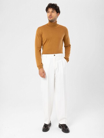 Antioch Regular Trousers with creases in Beige