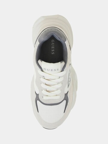 GUESS Sneaker in Weiß