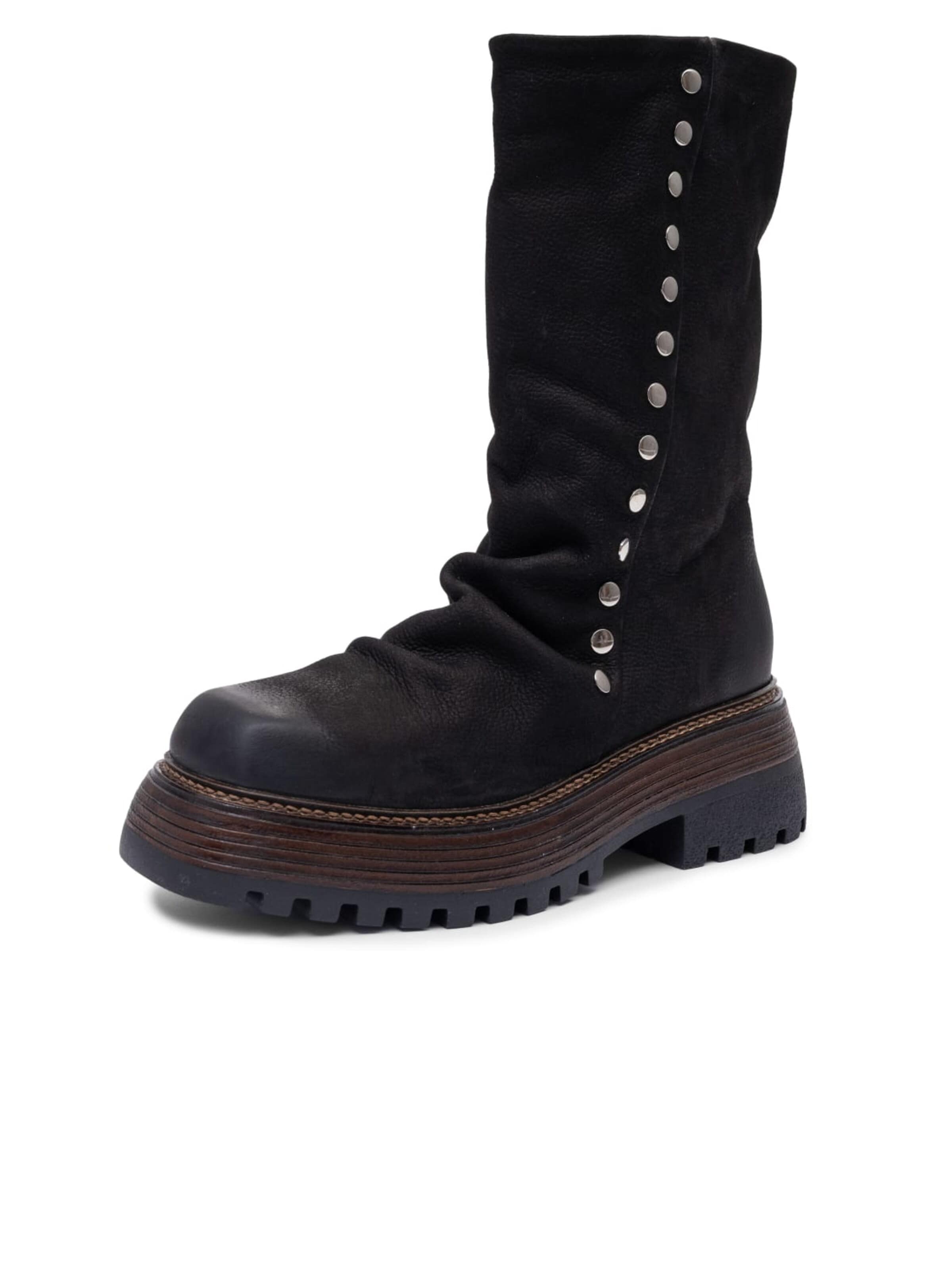 Maciejka Boots in Black: front