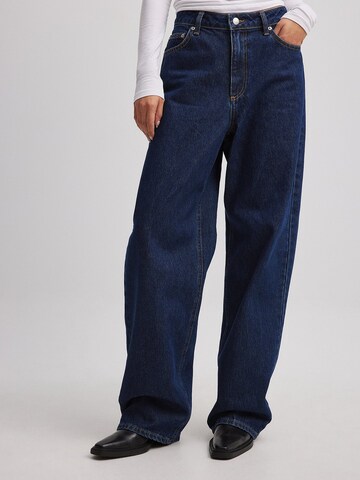 NA-KD Loose fit Jeans in Blue: front