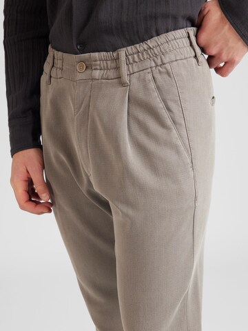 Regular Pantalon à pince 'CHASY' DRYKORN en gris