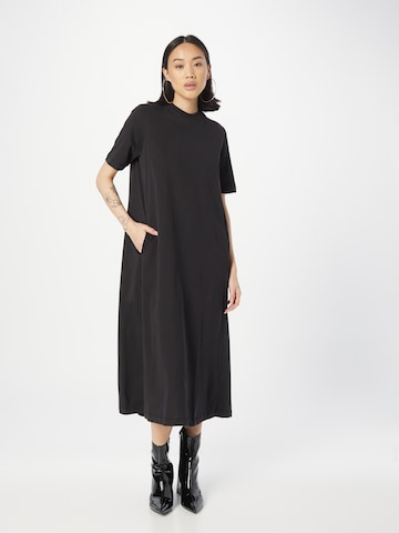 Robe 'LYINA' minimum en noir : devant