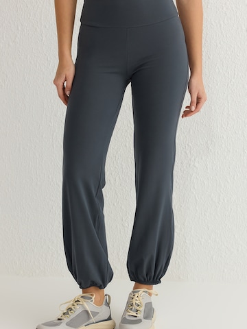 Trendyol Конический (Tapered) Спортивные штаны в Серый: спереди