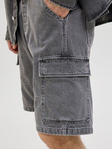 JACK & JONES Baggy Cargojeans i grå