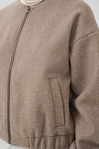 Veste mi-saison 'CUPalona' CULTURE en gris