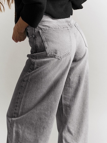 Bershka Barrel Jeans i grå