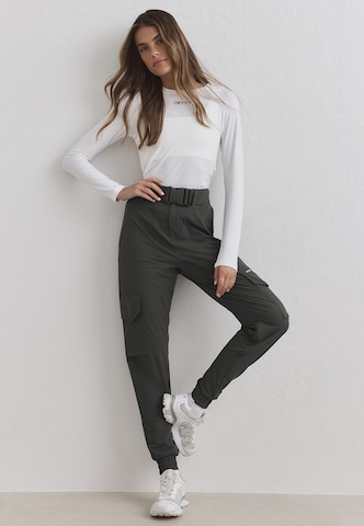 Tapered Pantaloni sportivi di Aim'n in verde