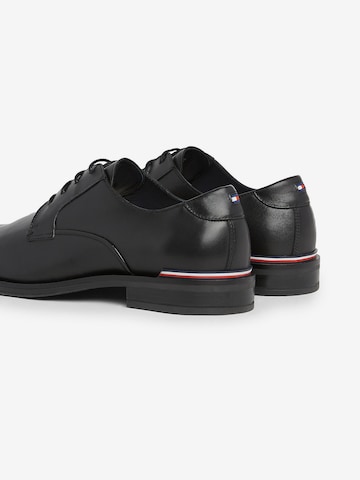 Pantofi cu șireturi de la TOMMY HILFIGER pe negru