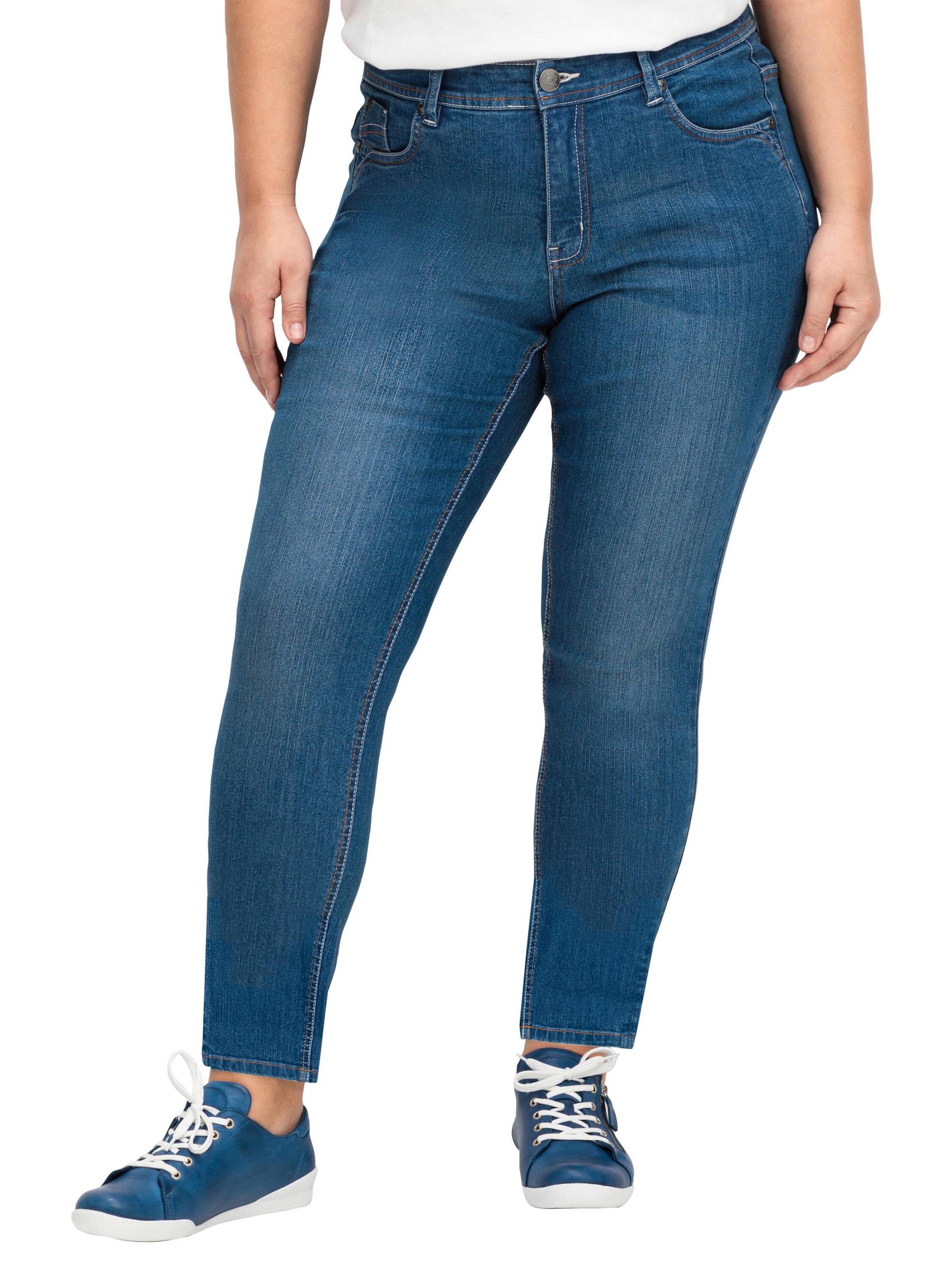 SHEEGO Slimfit Jeans i blå: framsida