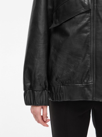 ROUGE EDIT Overgangsjakke i sort