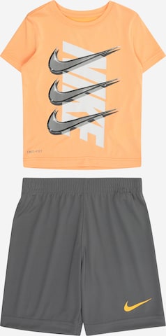 Nike Sportswear Set i grå: framsida