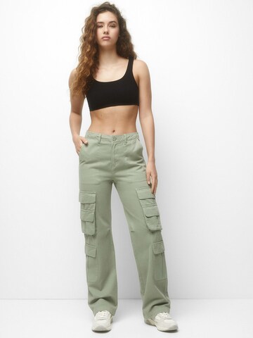 Regular Pantalon cargo Pull&Bear en vert : devant