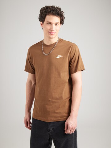 Regular fit Maglietta 'CLUB' di Nike Sportswear in marrone: frontale