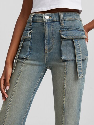 Bershka Flared Cargojeans in Blauw