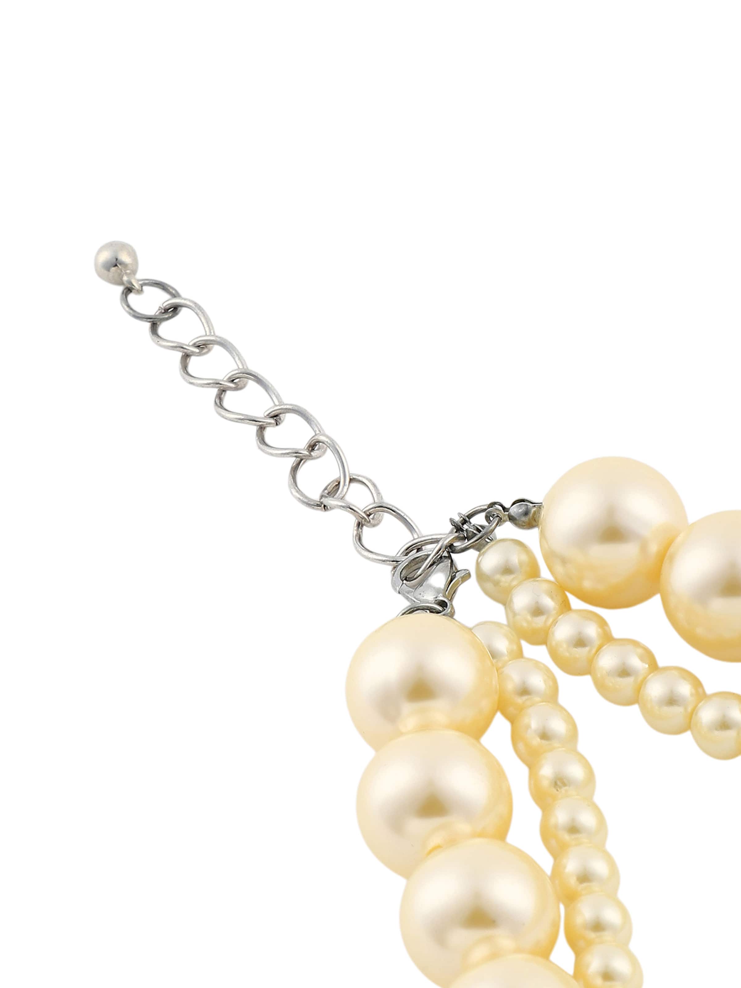 Lanțuri 'Stacia' de la SOHI pe alb