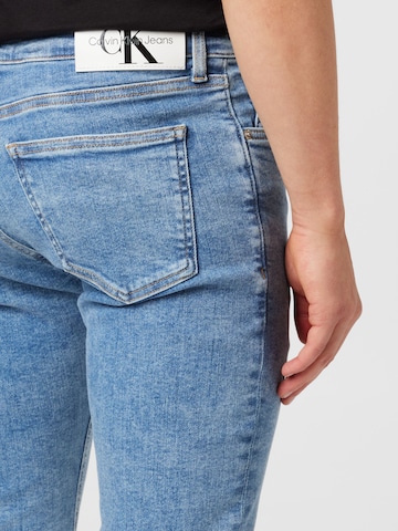 Calvin Klein Jeans ضيق جينز بلون أزرق