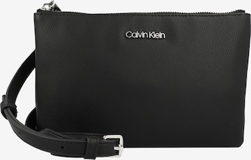 Calvin Klein Axelremsväska i svart: framsida