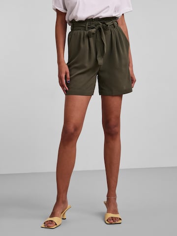 PIECES Loosefit Shorts 'Avery' in Grün: predná strana