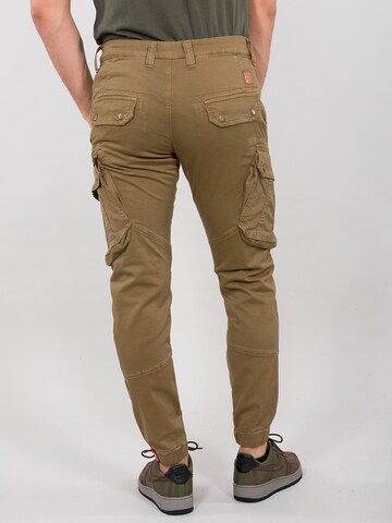 Tapered Pantaloni cargo 'Combat' di ALPHA INDUSTRIES in verde