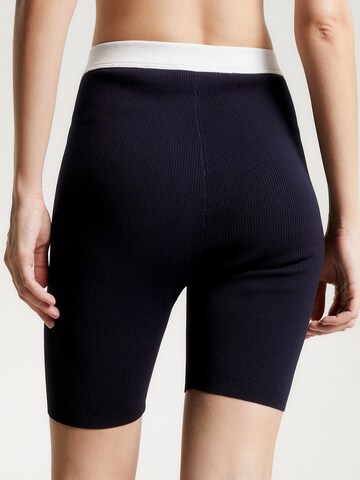 TOMMY HILFIGER Skinny Shorts in Blau