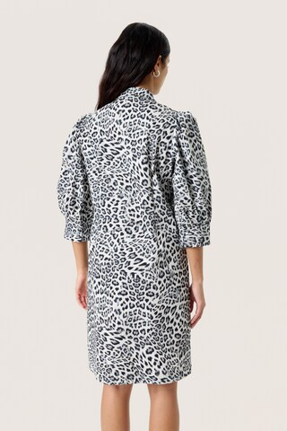 Robe-chemise 'Sandja' SOAKED IN LUXURY en gris