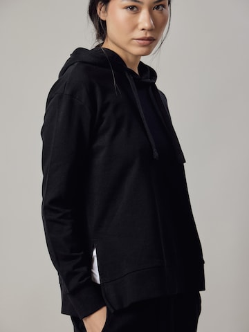 Felpa 'Felpa con Cappuccio e Spacchi Laterali' di OWN Off With Nature in nero