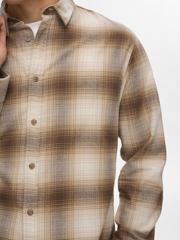 Coupe slim Chemise 'SLHOwen' SELECTED HOMME en beige