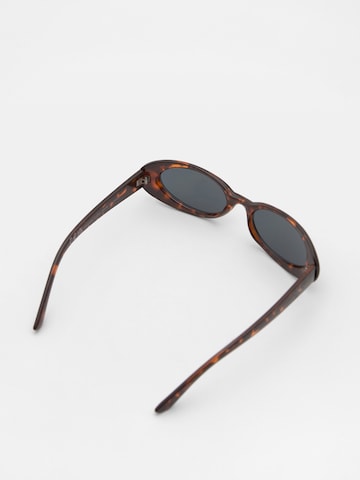 Pull&Bear Слънчеви очила в кафяво