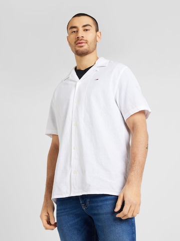 Tommy Jeans Regular fit Button Up Shirt in White: front