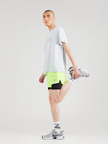NIKE Regular Urheiluhousut 'FAST' värissä vihreä
