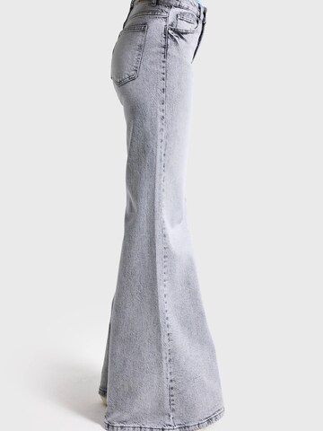 IT'S BASIC Flared Jeans 'FLARE MID RISE JEANS' in Grijs
