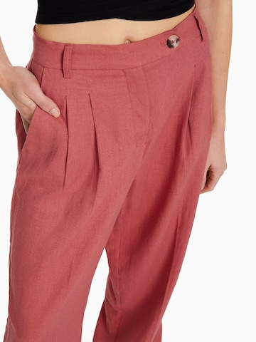 Loosefit Pantalon à plis Bershka en rouge