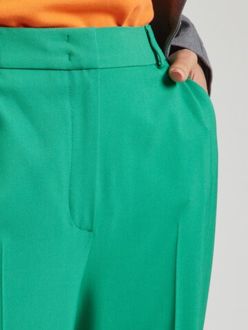 Loosefit Pantaloni con piega frontale di COMMA in verde