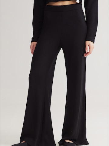 4TAILORS - Flared Calças 'Frosty' em preto: frente