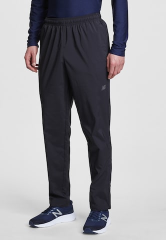 Regular Pantalon de sport 'Woven' new balance en noir : devant