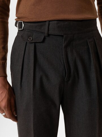Tapered Pantaloni con pieghe di Antioch in marrone