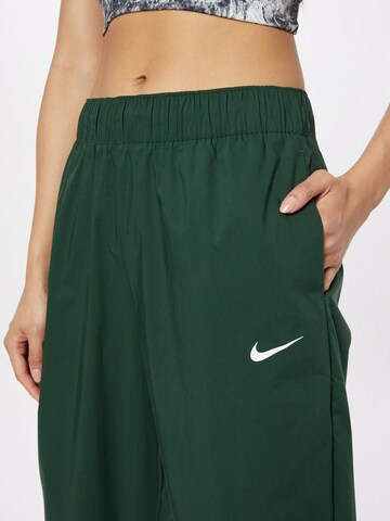 Nike Sportswear Zwężany krój Spodnie w kolorze zielony