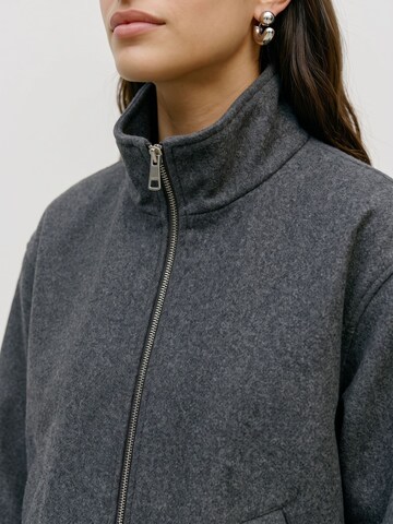 Veste mi-saison 'VMPopberlls' VERO MODA en gris