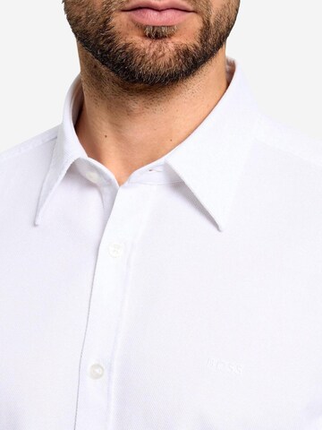 Regular fit Camicia 'Relegant 6 M 50565600' di BOSS in bianco