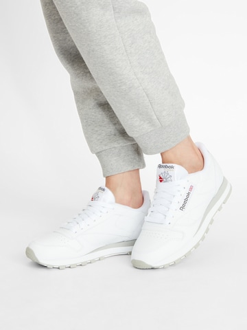 Baskets basses 'Classic Leather' Reebok en blanc : devant