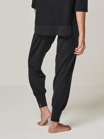 YOU LOOK PERFECT Hausanzug in Schwarz