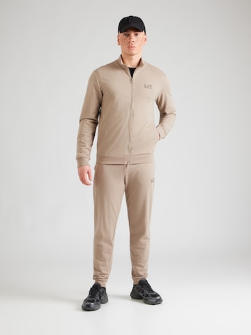 EA7 Emporio Armani Joggingpak in Bruin: voorkant