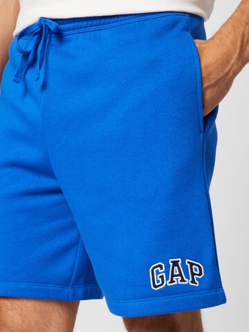 Regular Pantaloni de la GAP pe albastru
