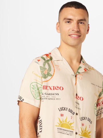 Tricou de la TOPMAN pe bej