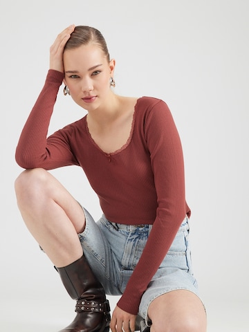 Tricou 'Sanja' de la ABOUT YOU pe maro: față