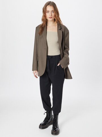 ESPRIT Tapered Pleat-Front Pants in Black