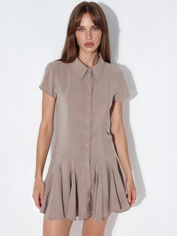 Busem - Vestidos camiseiros em cinzento: frente