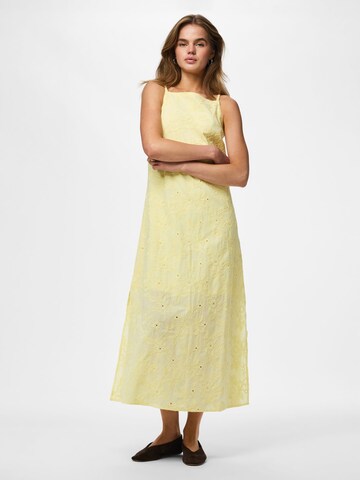 Robe PIECES en jaune
