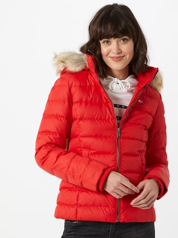 Tommy Jeans Winterjas 'Essential' in Rood: voorkant