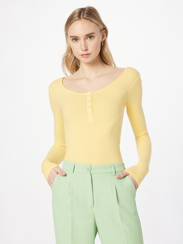 T-shirt 'Kitte' PIECES en jaune : devant